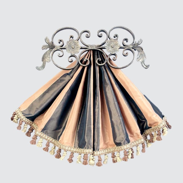 Medallion top treatment for drapery curtains